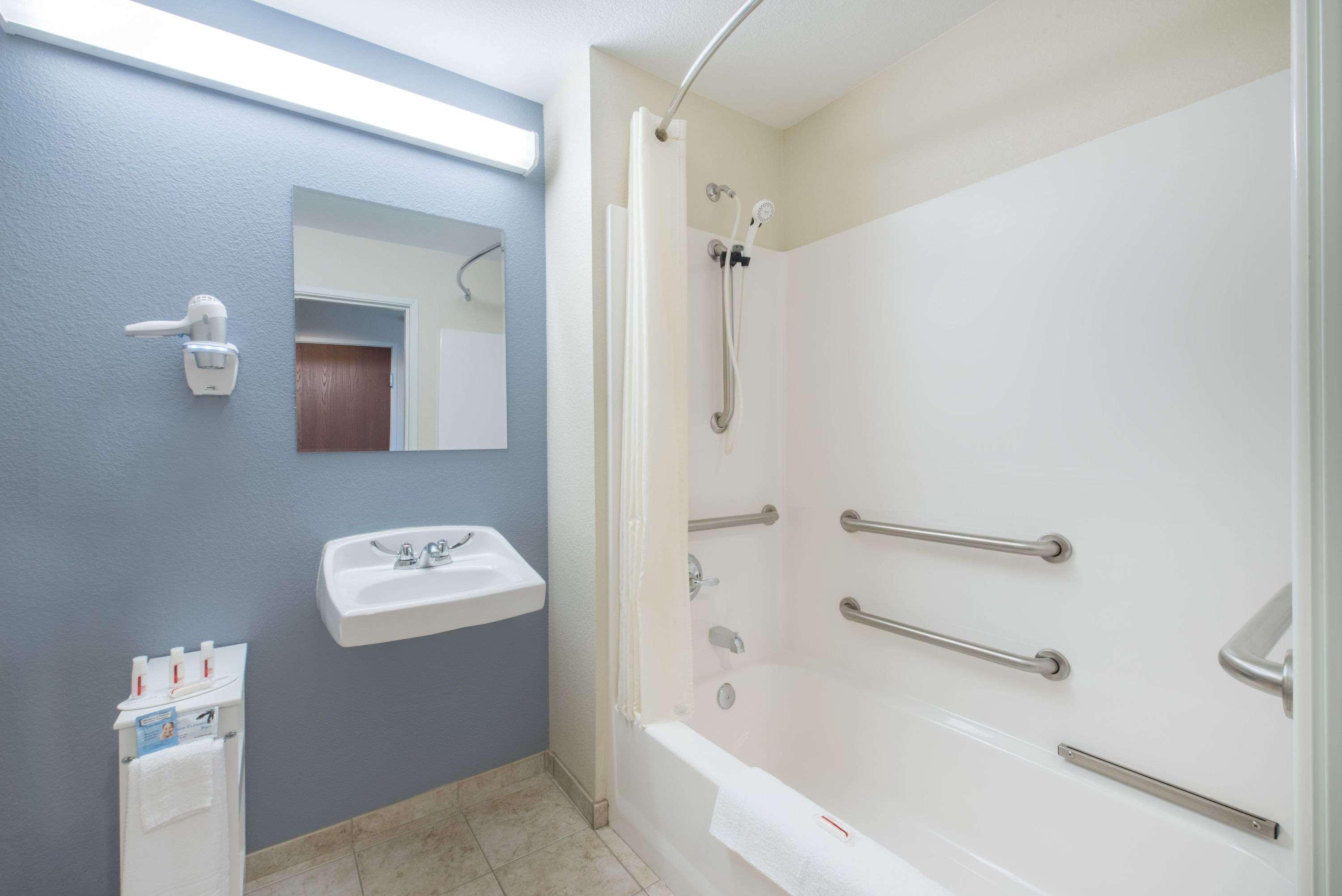 Days Inn By Wyndham Minot Ngoại thất bức ảnh